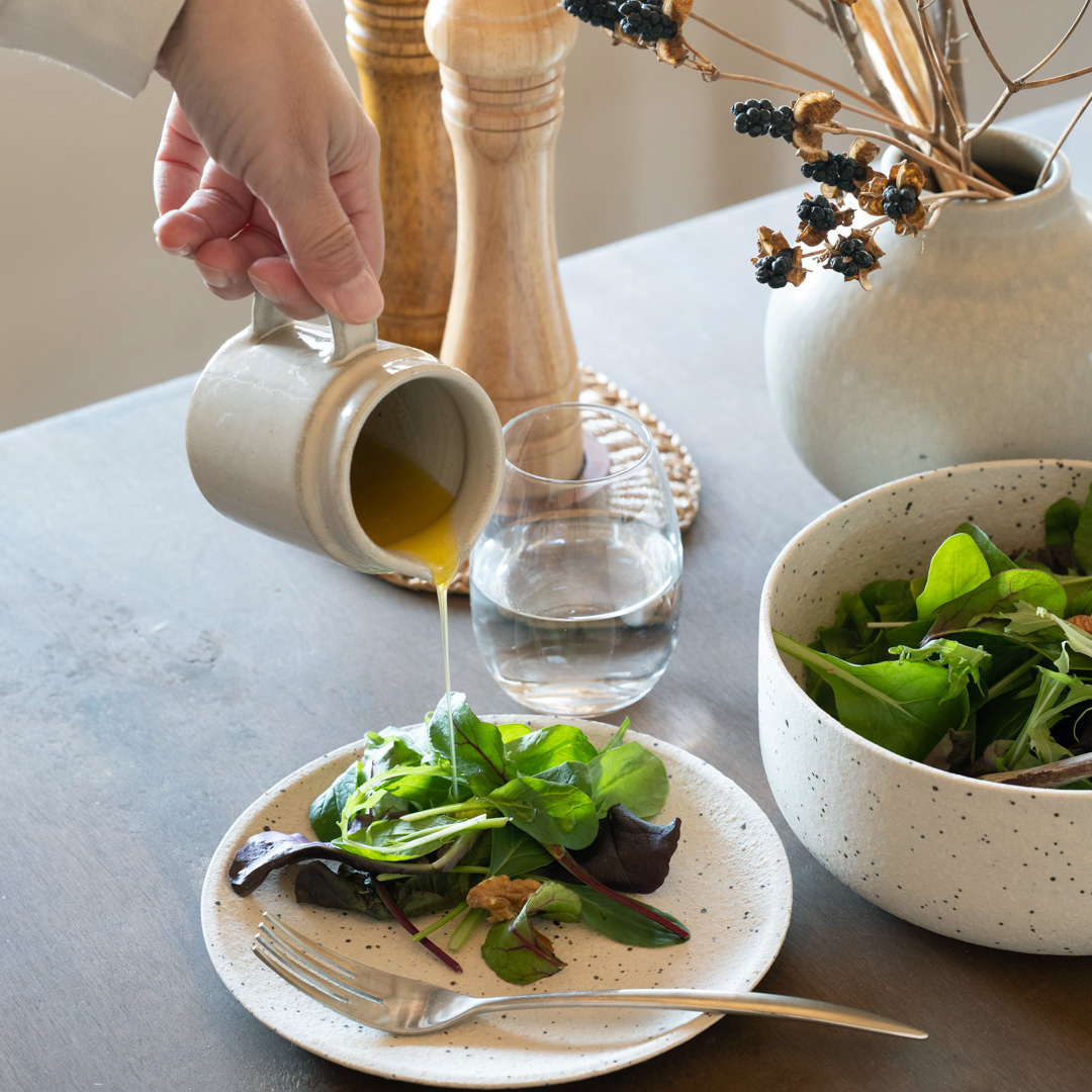 ドレッシングを注ぐ陶器のピッチャー