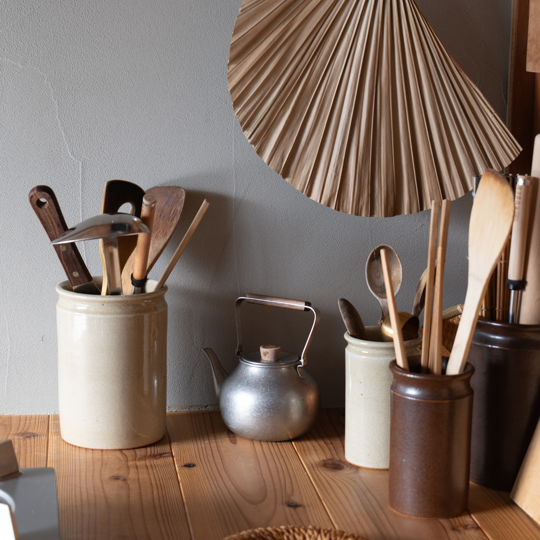 信楽焼の陶器製ツールスタンドに調理道具を立てた様子