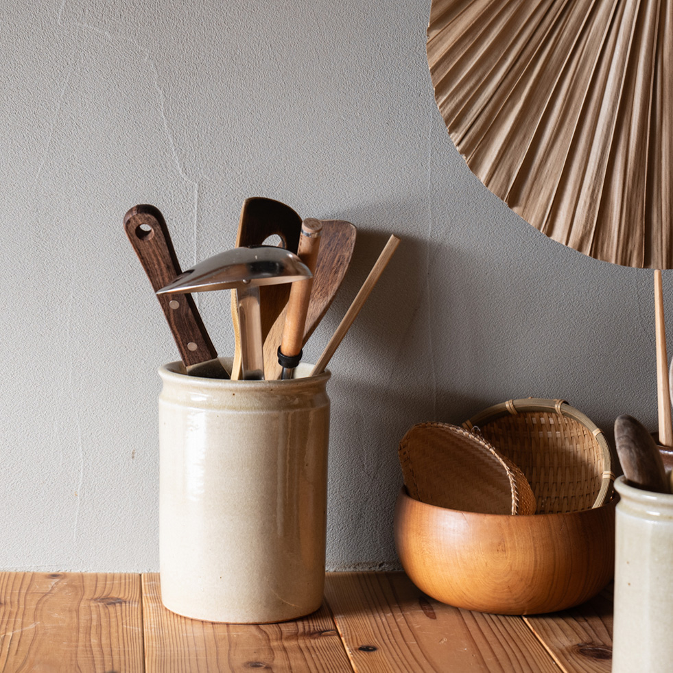 信楽焼の陶器製ツールスタンドに調理道具を立てた様子