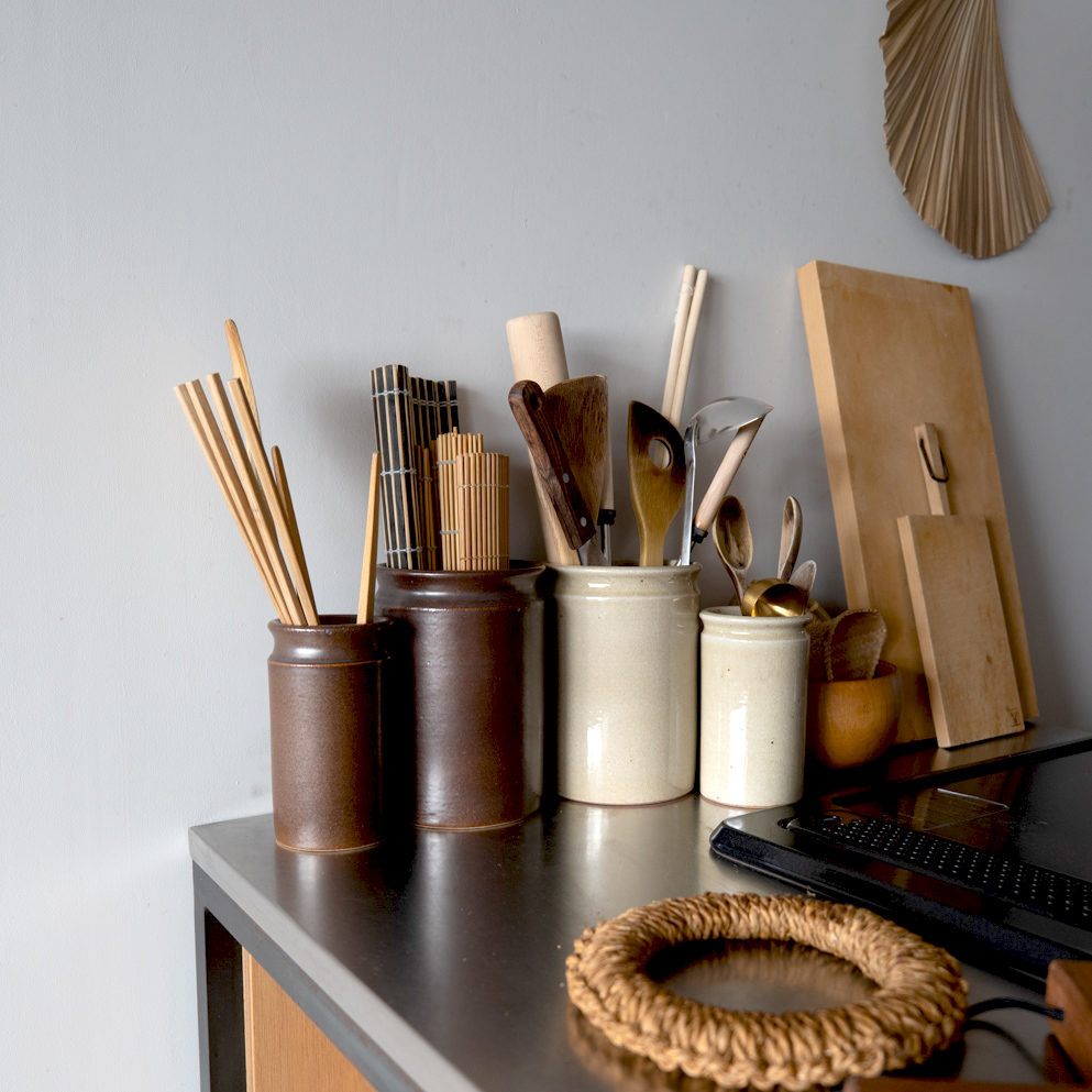 信楽焼ツールスタンドの鉄茶と生成りのカラー比較