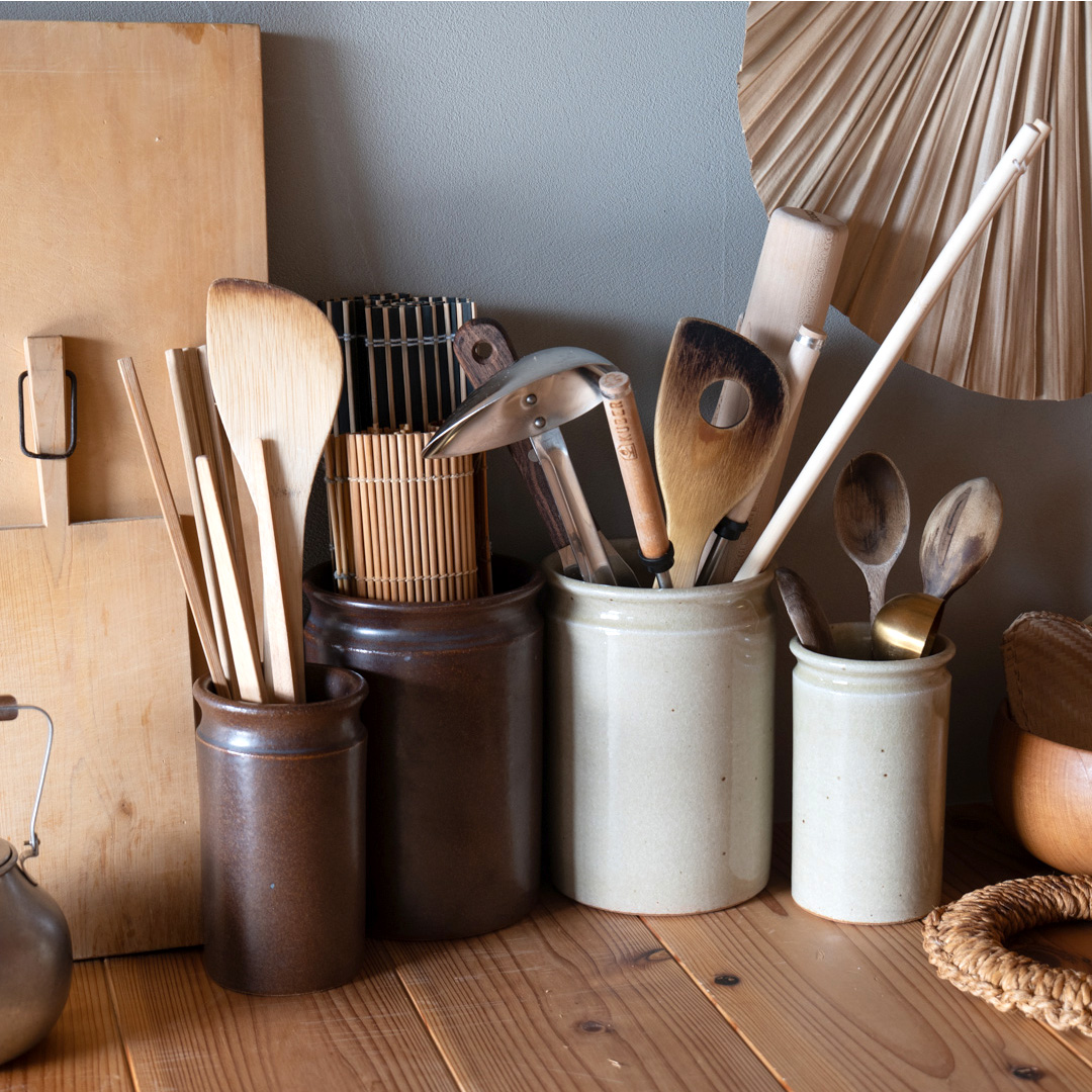 信楽焼ツールスタンドの鉄茶と生成りのカラー比較