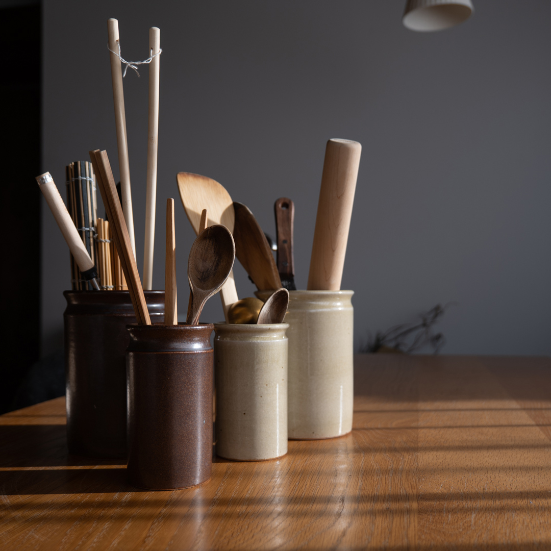 信楽焼ツールスタンドの鉄茶と生成りのカラー比較