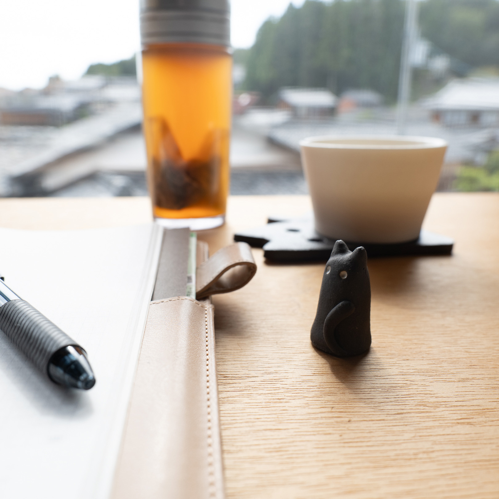 棚や窓辺に飾られた陶器のおばけオーナメント