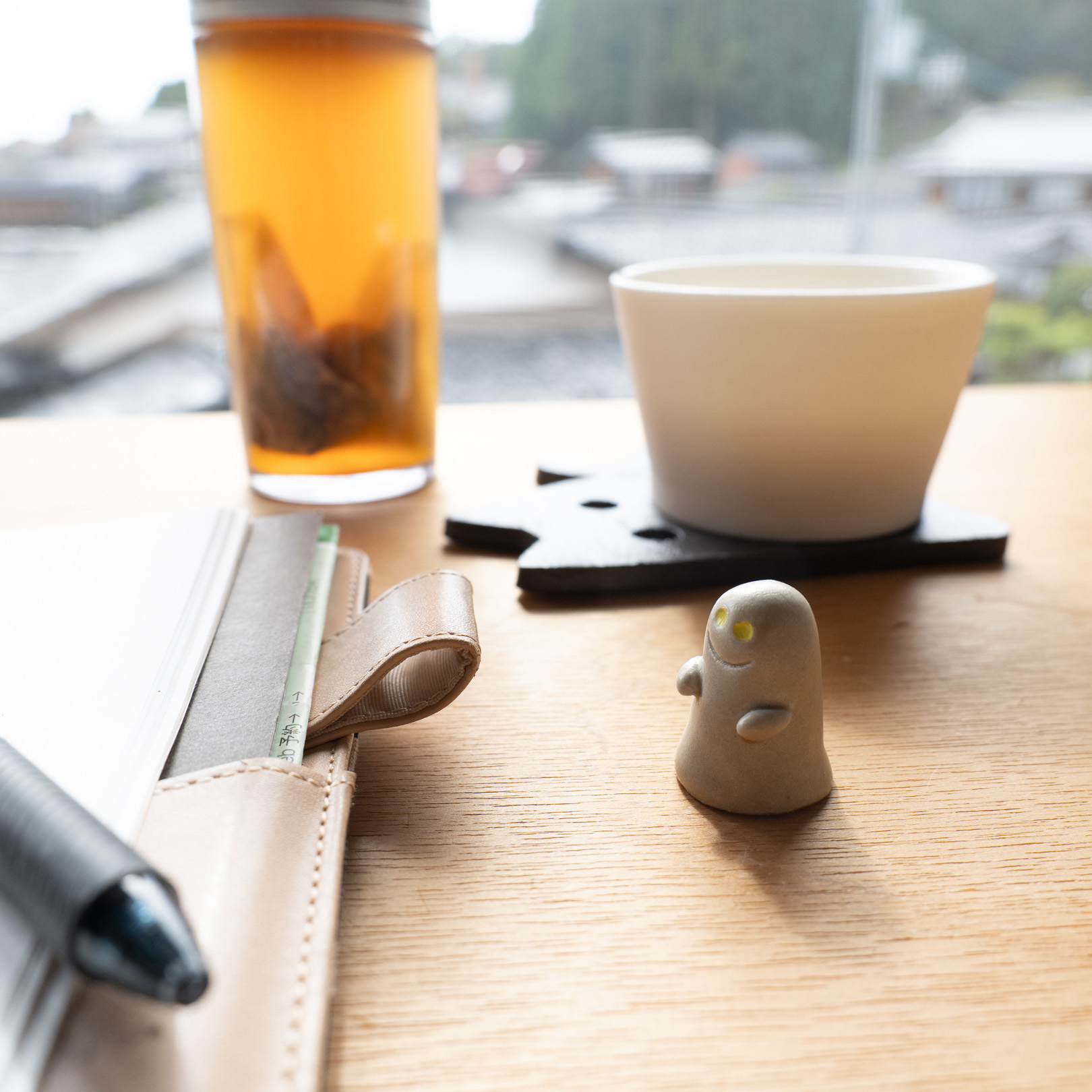 棚や窓辺に飾られた陶器のおばけオーナメント