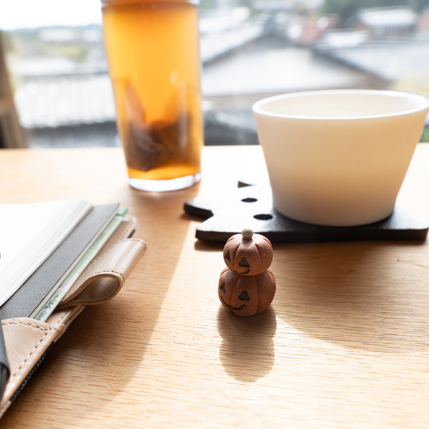 棚や窓辺に飾られた陶器のおばけオーナメント