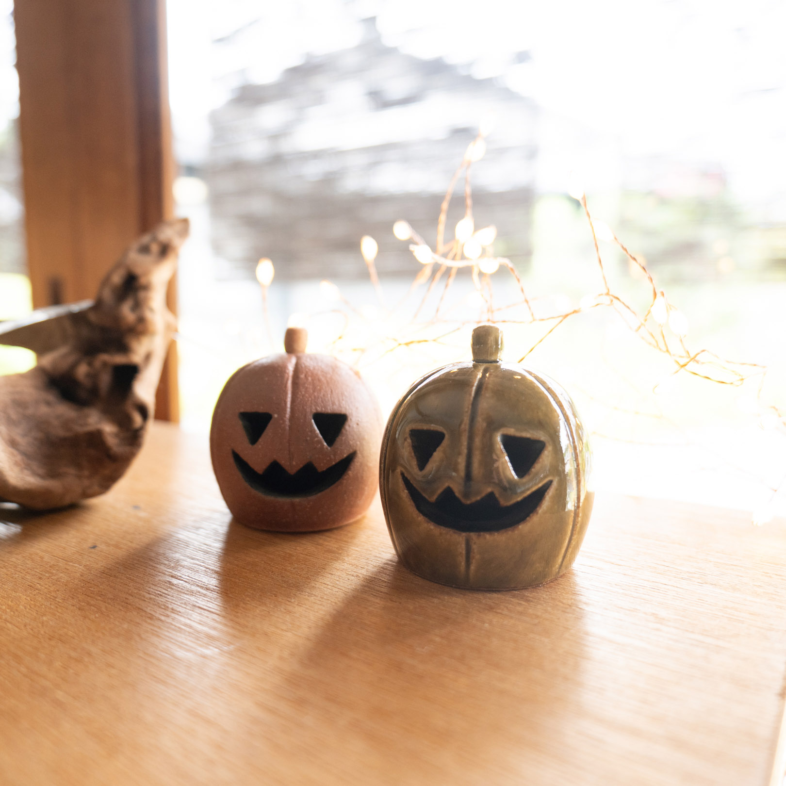 茶色と緑の2色から選べる陶器のハロウィンカボチャ