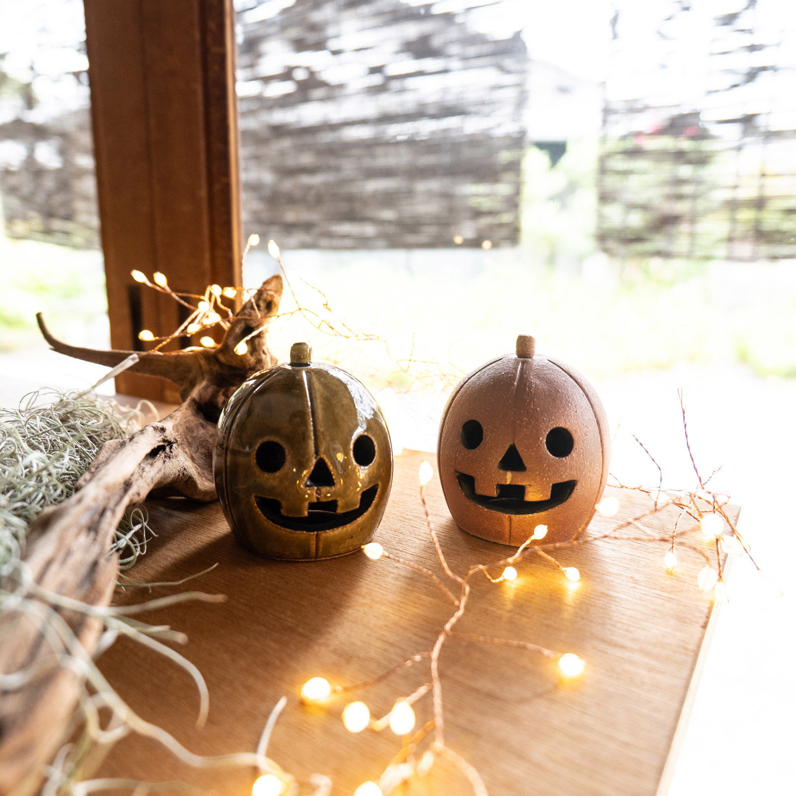 茶色と緑の2色から選べる陶器のハロウィンカボチャ