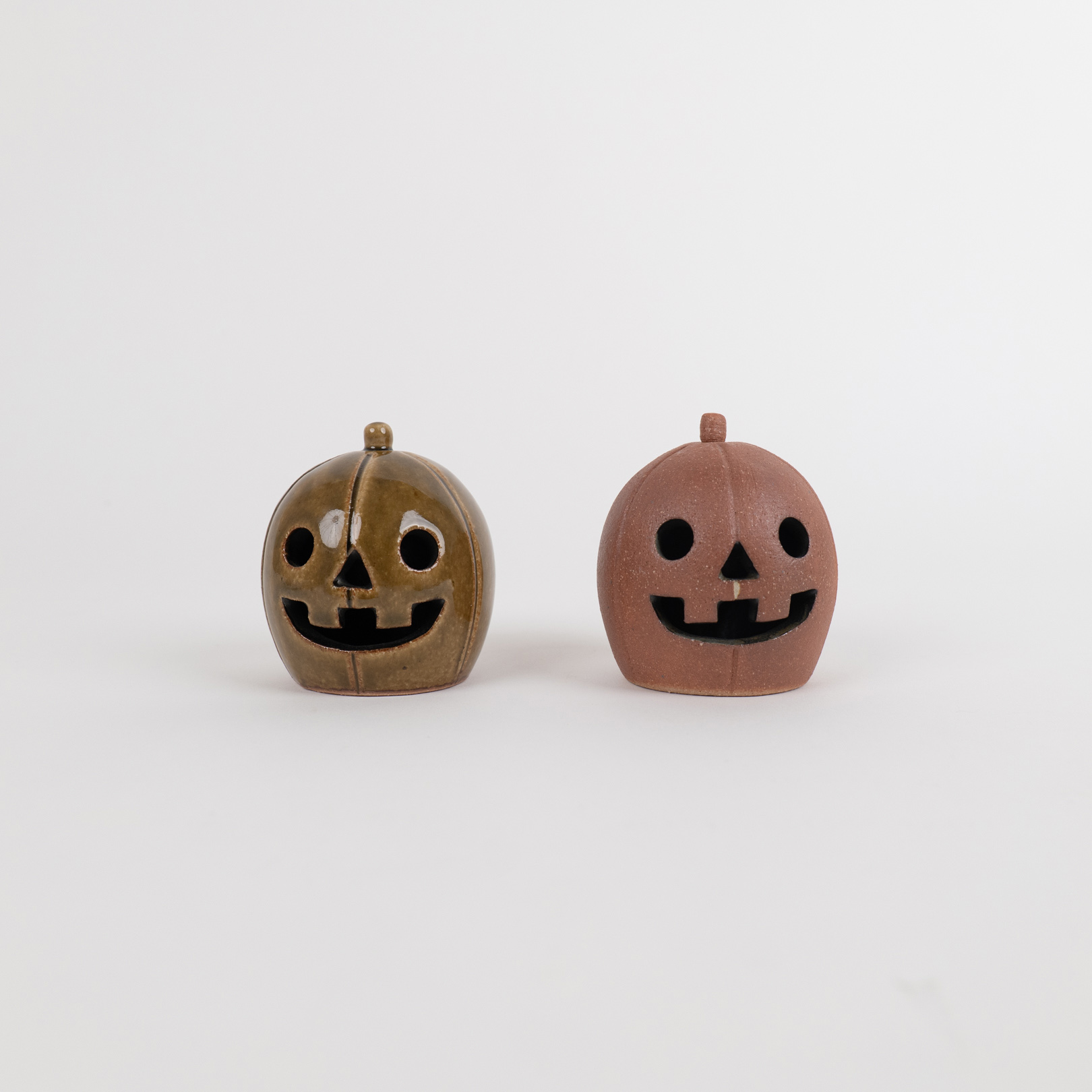 茶色と緑の2色から選べる陶器のハロウィンカボチャ