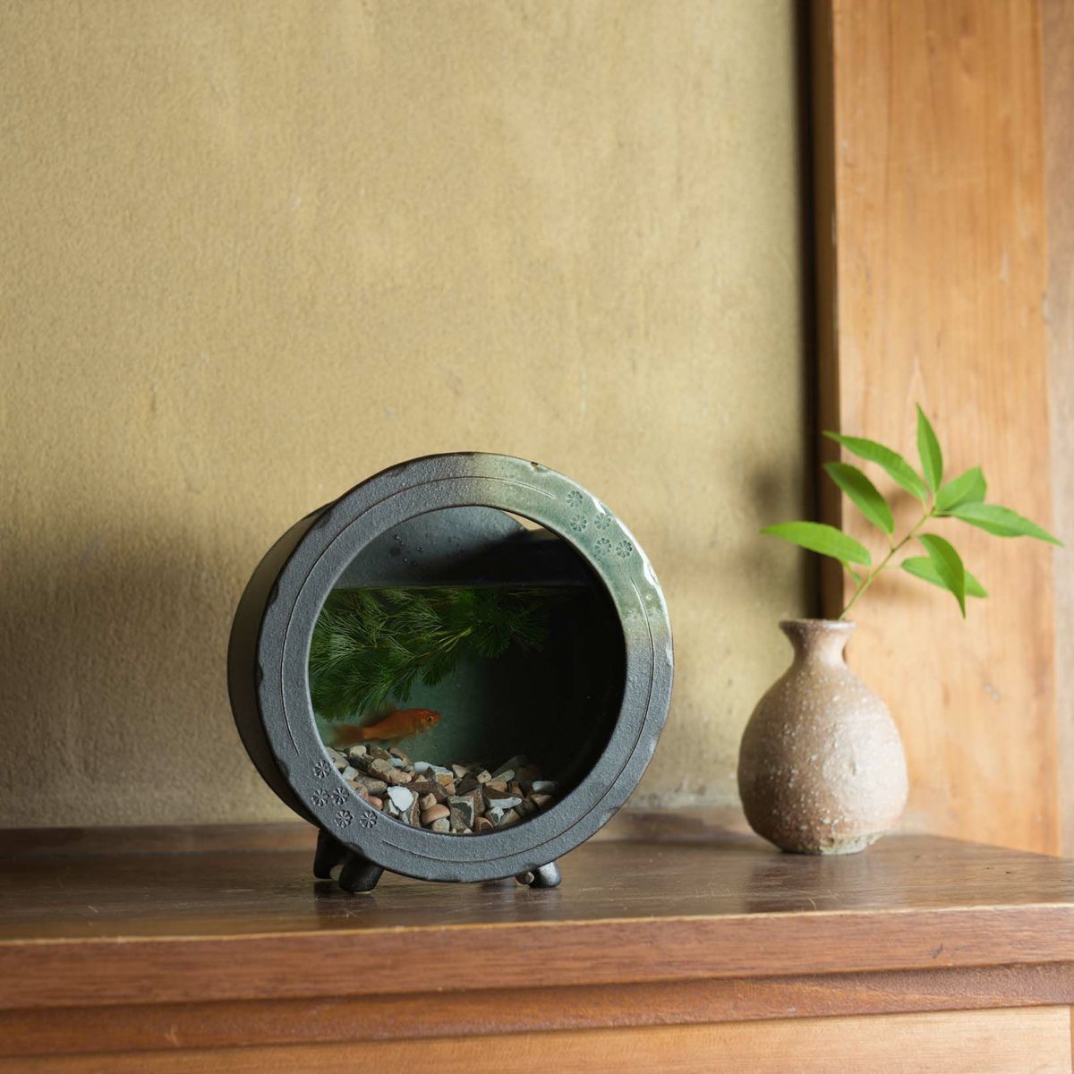 丸型の陶器の水槽　金魚・メダカ・インテリアに 和&アジアンテイスト 丸水槽・大（すす竹茶） 日本製 信楽焼 金魚 鉢 モダン おしゃれ