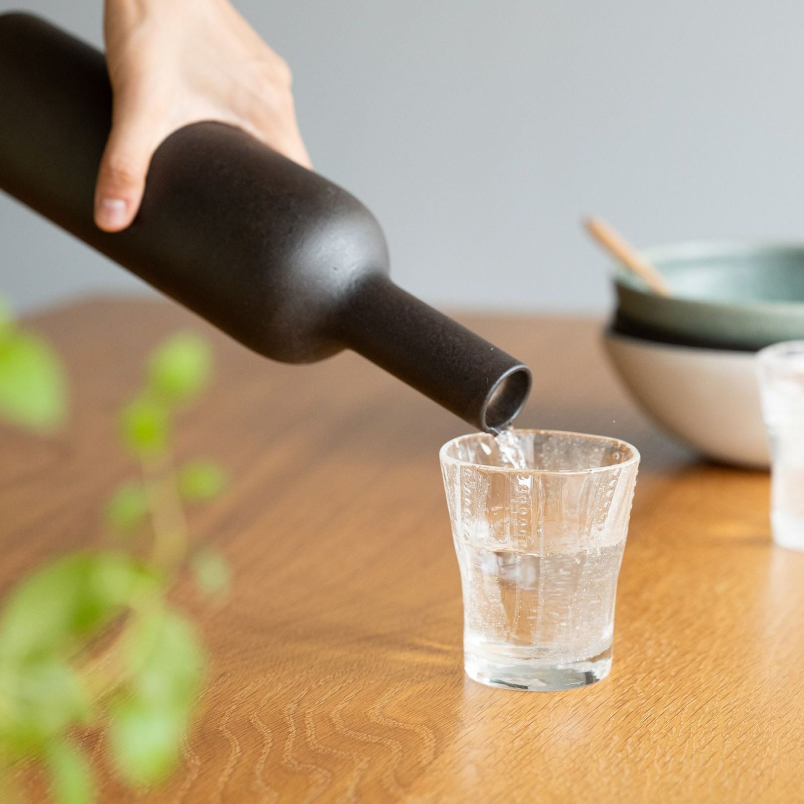 "TEIBAN WAREのボトル720mlで注いでいる画像